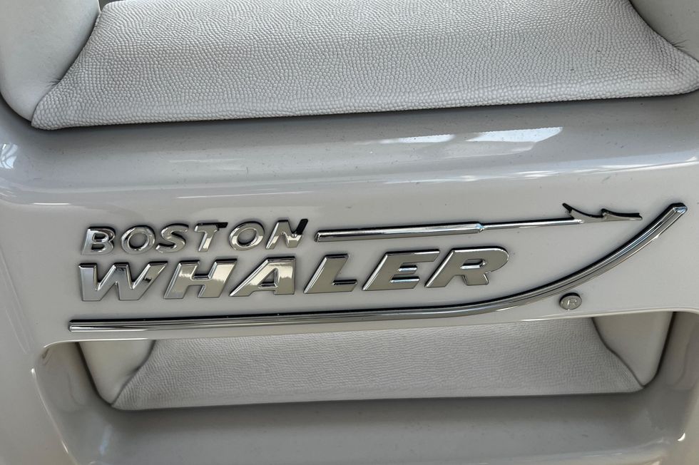2017 Boston Whaler 270 Vantage